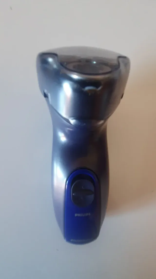 Máquina de afeitar eléctrica rotatoria