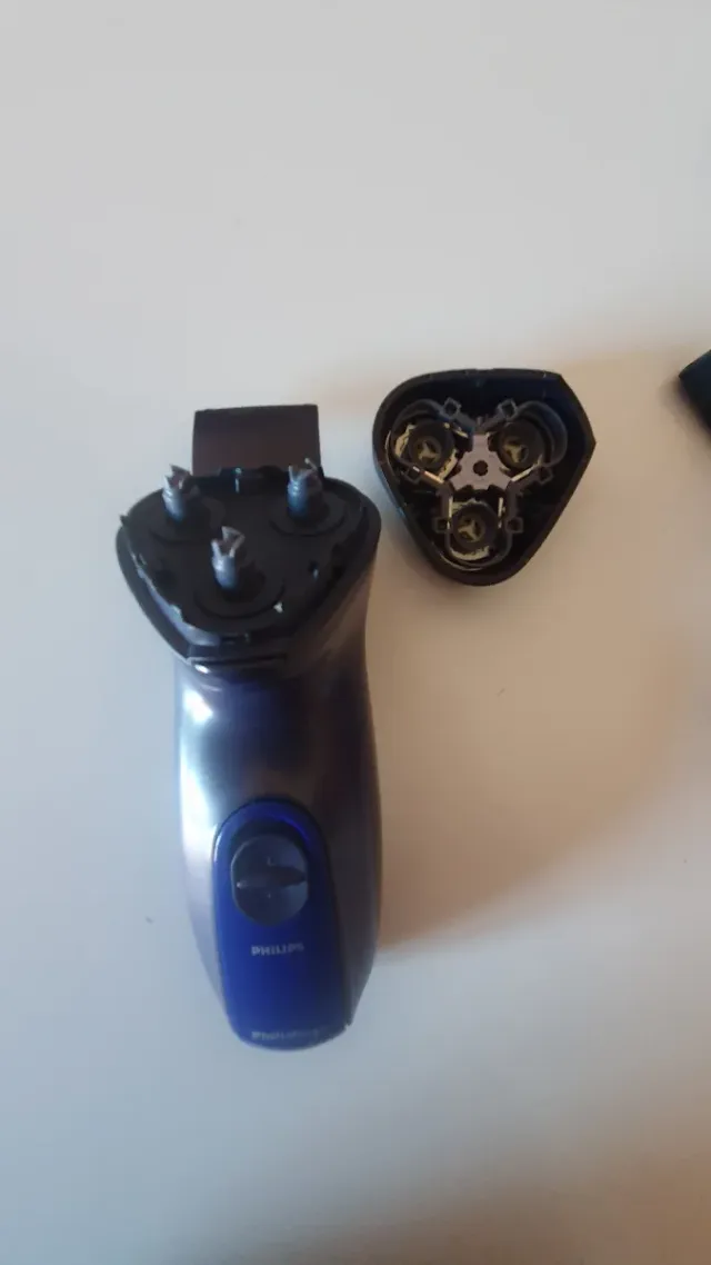 Máquina de afeitar eléctrica rotatoria