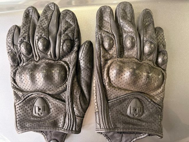 Luvas de Moto ICON em Couro Perfurado Pretos