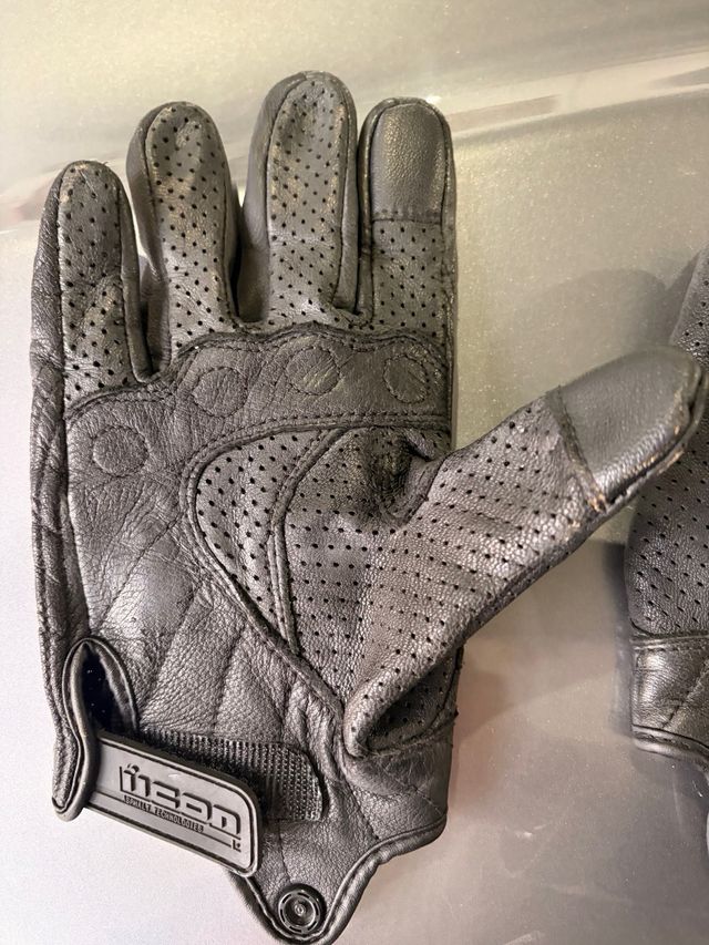 Luvas de Moto ICON em Couro Perfurado Pretos