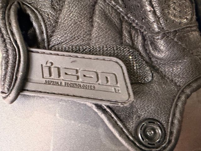 Luvas de Moto ICON em Couro Perfurado Pretos