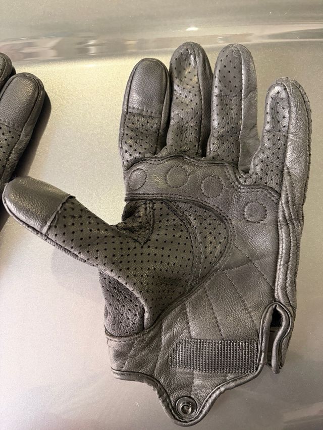 Luvas de Moto ICON em Couro Perfurado Pretos