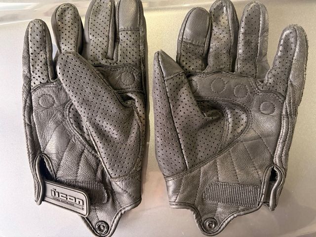 Luvas de Moto ICON em Couro Perfurado Pretos
