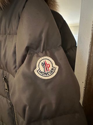 Abrigo Moncler acolchado con capucha