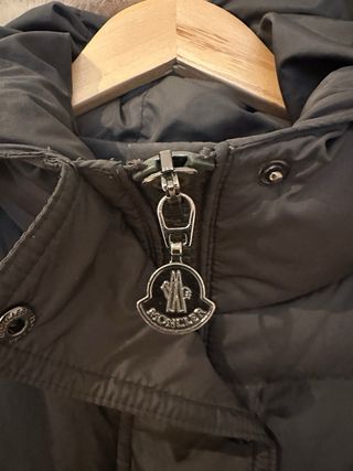 Abrigo Moncler acolchado con capucha