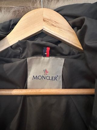Abrigo Moncler acolchado con capucha
