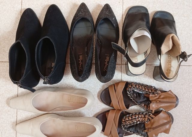 Botines zapatos de piel negros y purpurina.