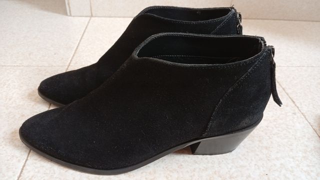 Botines zapatos de piel negros y purpurina.