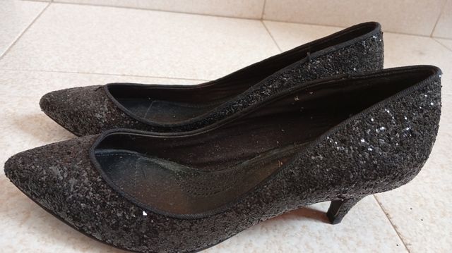 Botines zapatos de piel negros y purpurina.