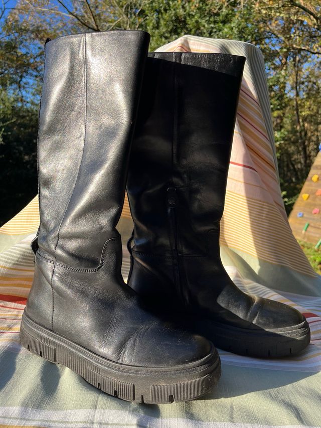 Botas altas de piel negra