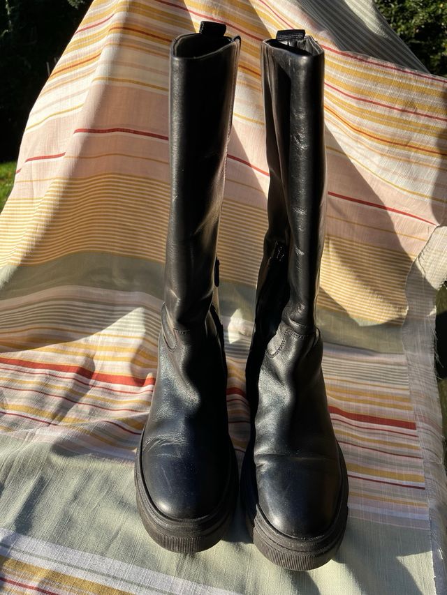 Botas altas de piel negra