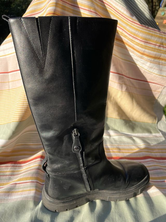 Botas altas de piel negra