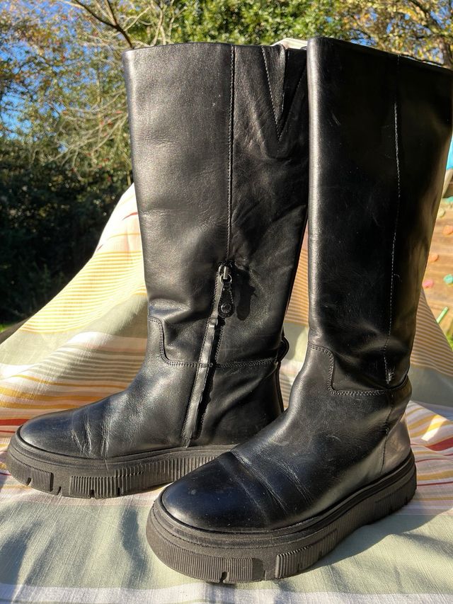Botas altas de piel negra
