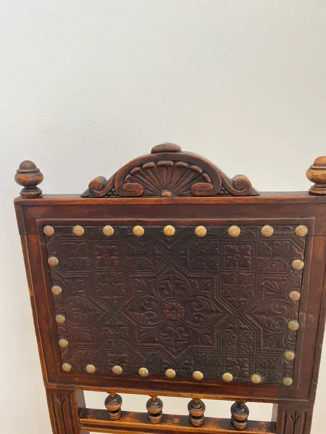 Vecchia sedia in stile Rinascimento spagnolo