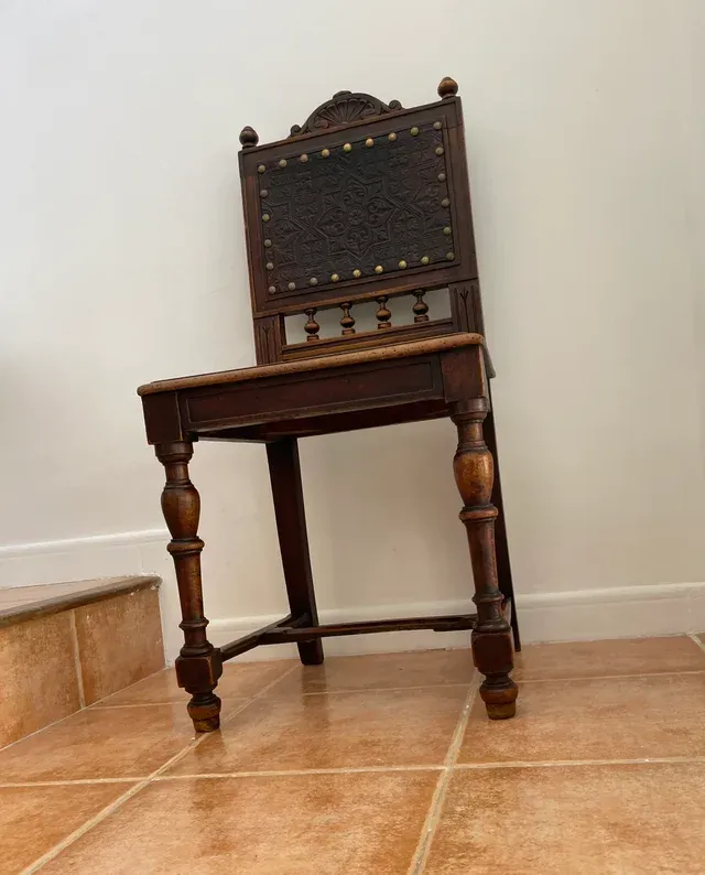 Vecchia sedia in stile Rinascimento spagnolo