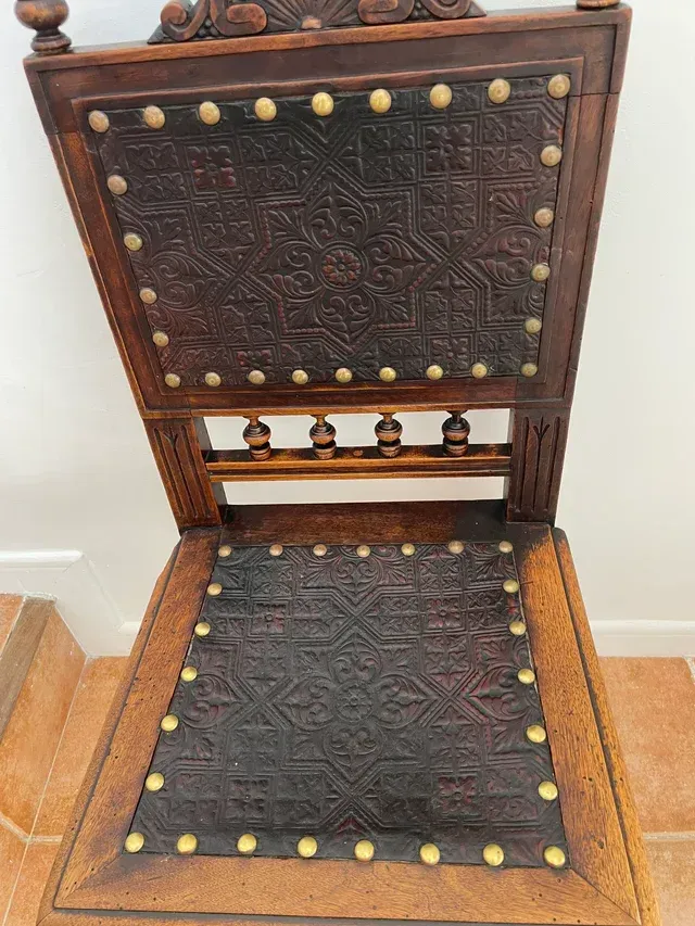 Vecchia sedia in stile Rinascimento spagnolo