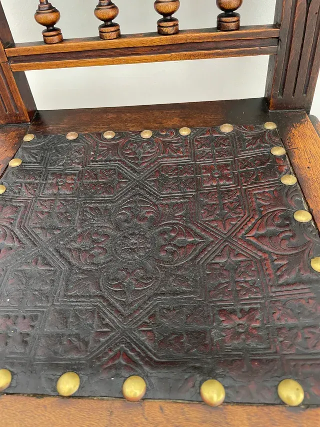 Vecchia sedia in stile Rinascimento spagnolo