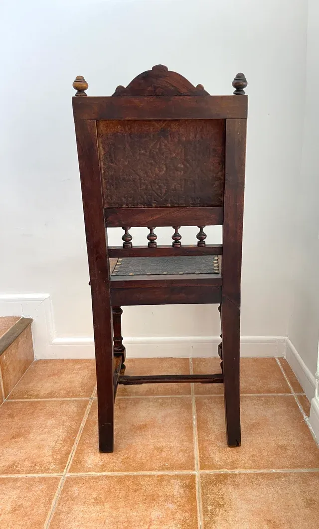 Vecchia sedia in stile Rinascimento spagnolo