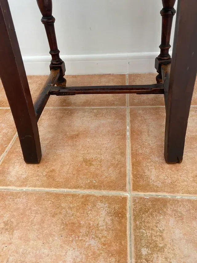 Vecchia sedia in stile Rinascimento spagnolo