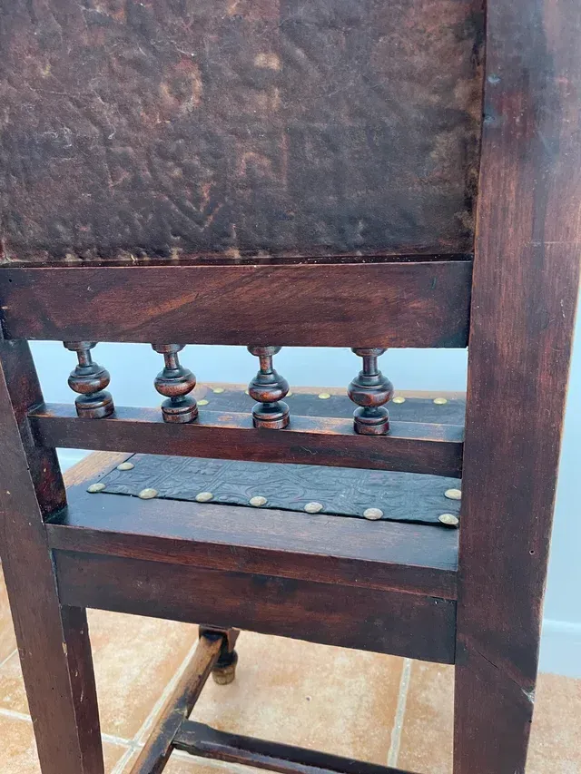 Vecchia sedia in stile Rinascimento spagnolo