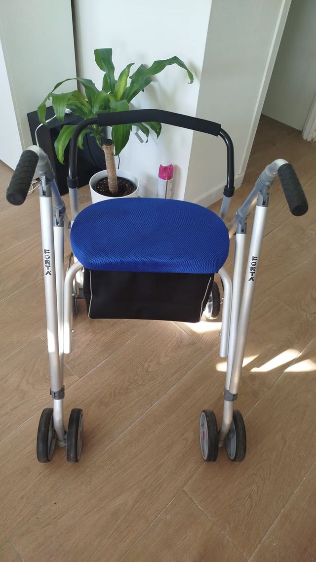 Andador con asiento y bolsa