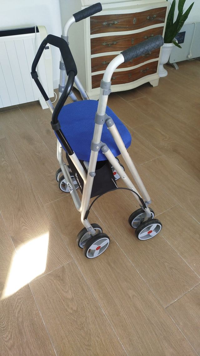 Andador con asiento y bolsa