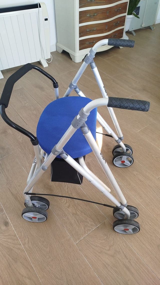 Andador con asiento y bolsa