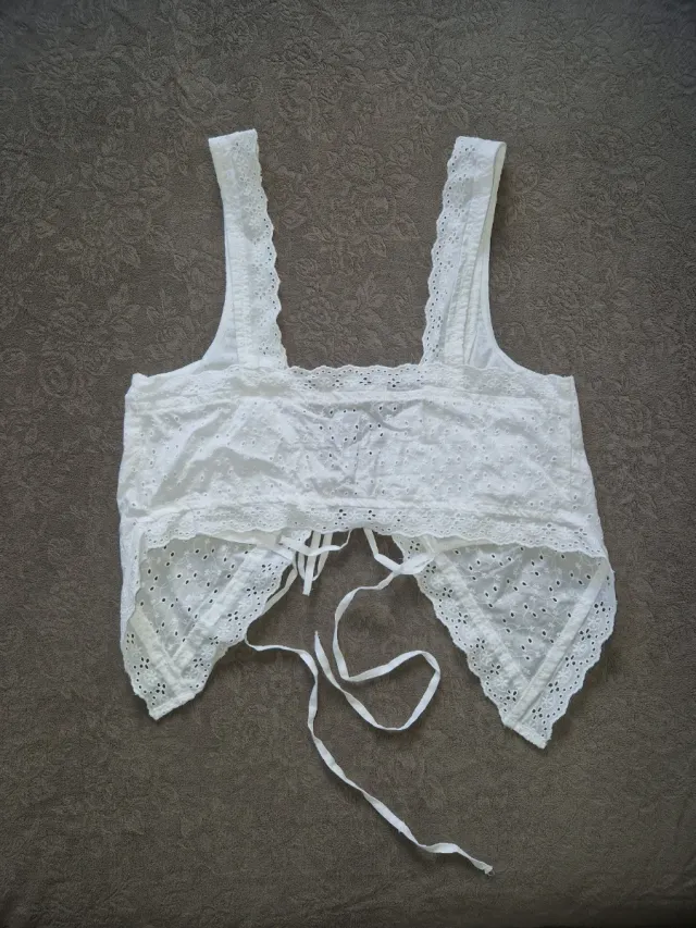 Top blanco encaje nudos delanteros