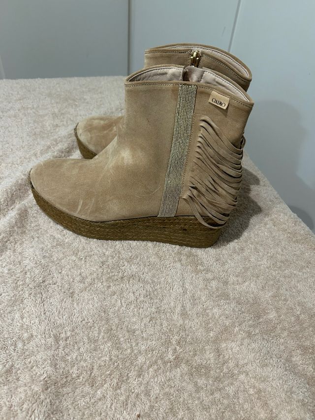 Botines GIMO ante camel con flecos y pedrería