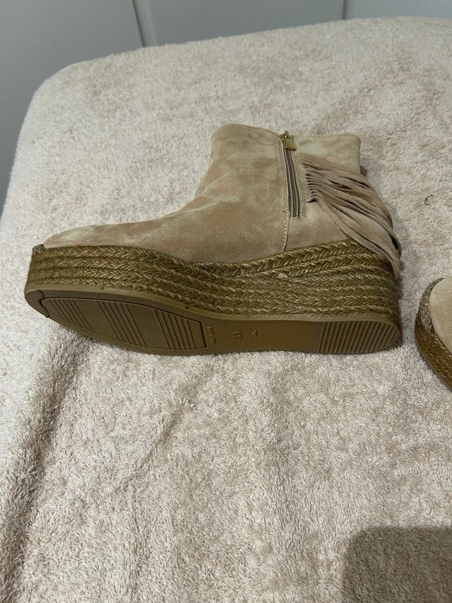 Botines GIMO ante camel con flecos y pedrería