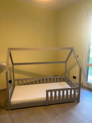 Lettino per bambini a casetta