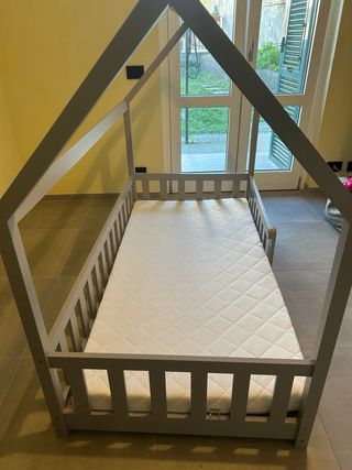 Lettino per bambini a casetta