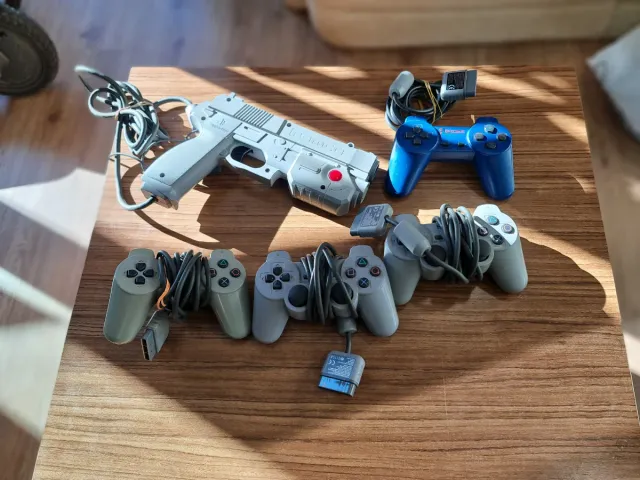 Lote mandos PS1 e pistola di luce✅️