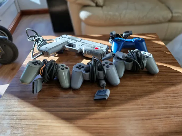 Lote mandos PS1 e pistola di luce✅️