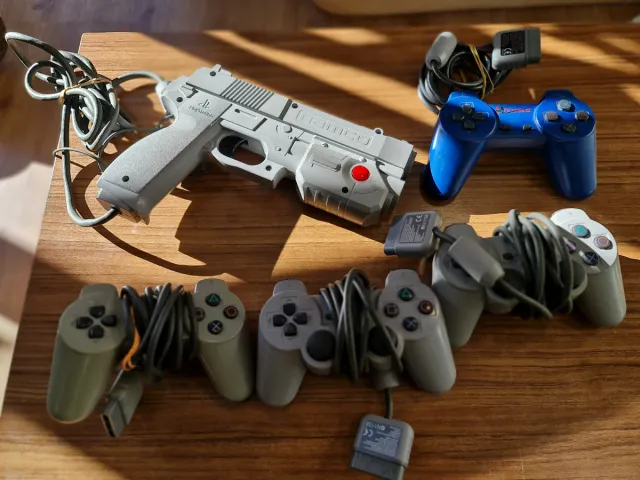 Lote mandos PS1 e pistola di luce✅️