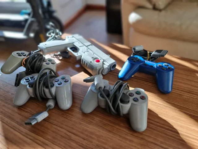 Lote mandos PS1 e pistola di luce✅️