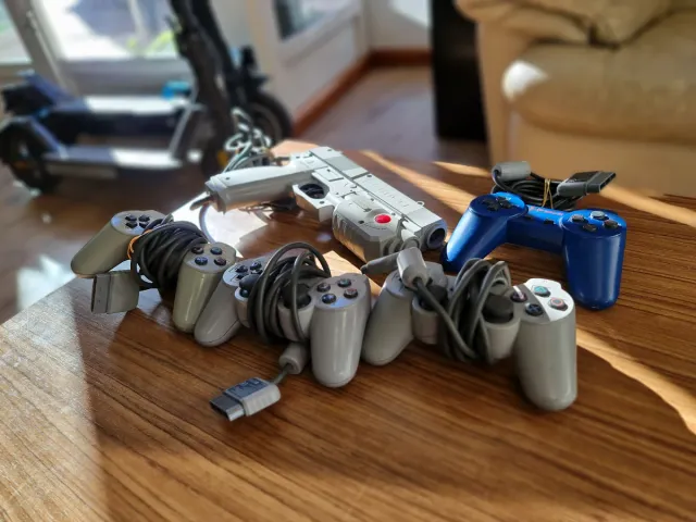 Lote mandos PS1 e pistola di luce✅️