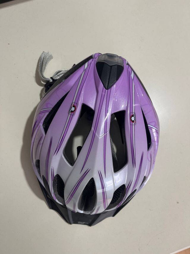 Casco bici viola e argento