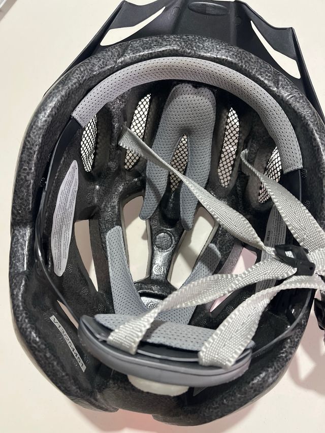 Casco bici viola e argento