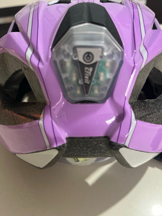 Casco bici viola e argento