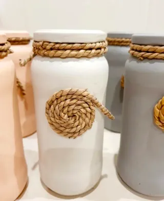 Barattoli di vetro decorati con corda