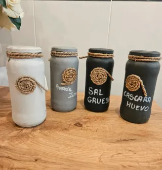 Barattoli di vetro decorati con corda