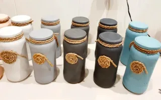 Barattoli di vetro decorati con corda