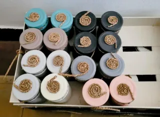 Barattoli di vetro decorati con corda