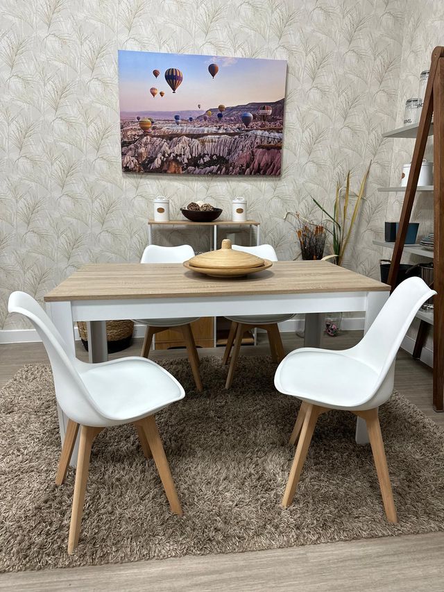 Mesa comedor con 4 sillas negras