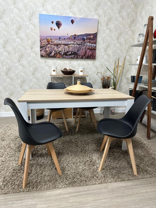 Mesa comedor con 4 sillas negras