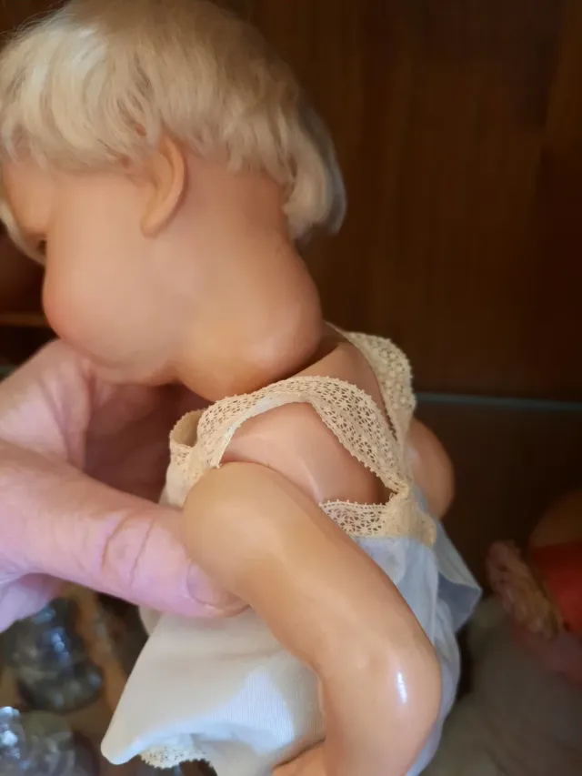 Muñeca antigua articulada