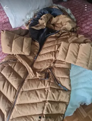 Abrigo marrón con capucha desmontable y pelo vece