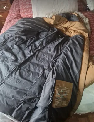 Abrigo marrón con capucha desmontable y pelo vece