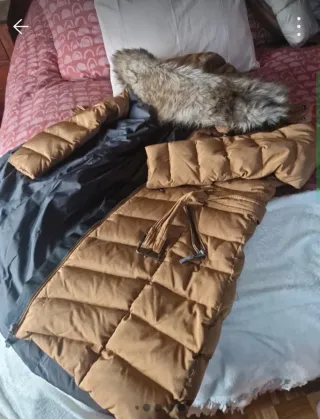 Abrigo marrón con capucha desmontable y pelo vece